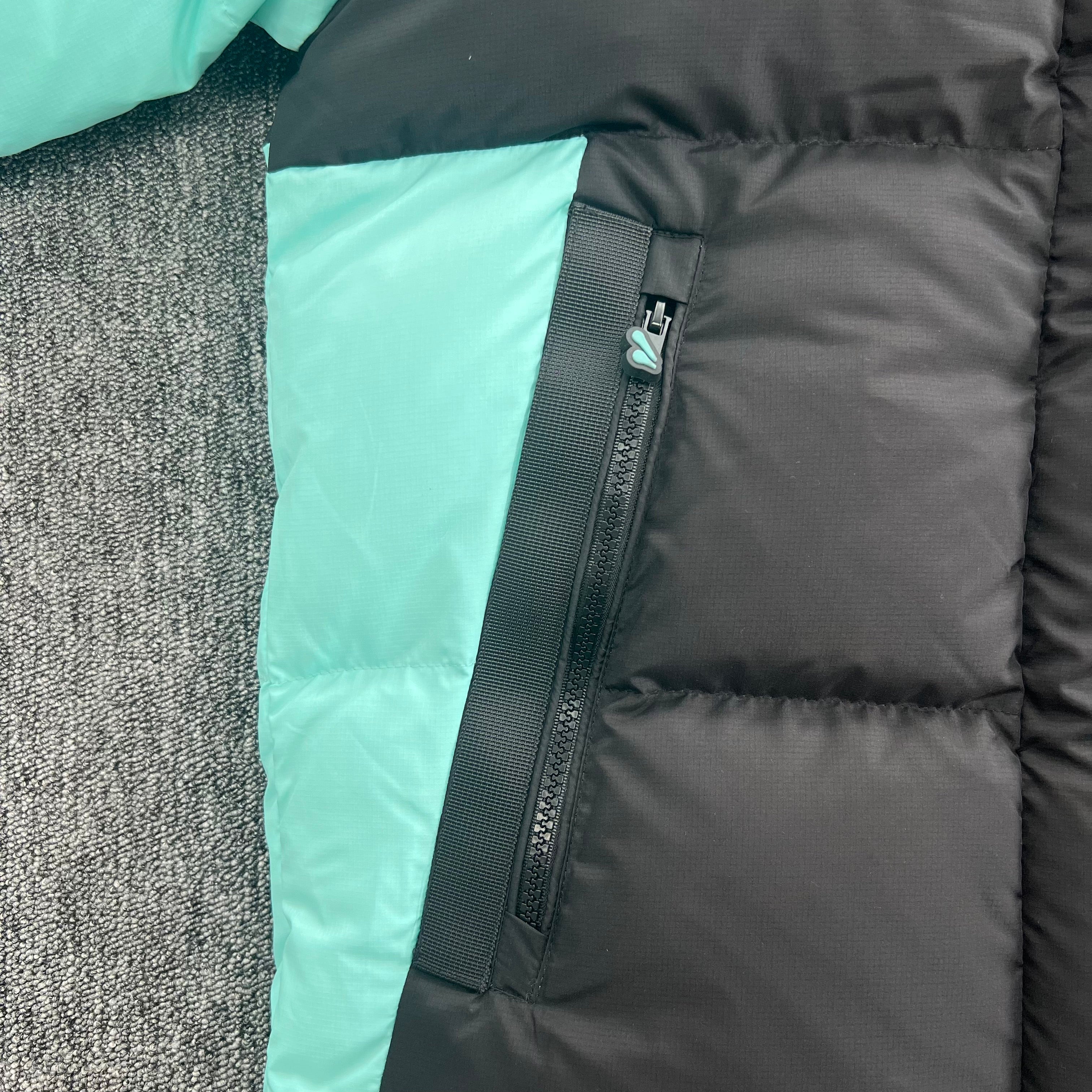 Syna Down Puffer Jacket - Black/Teal