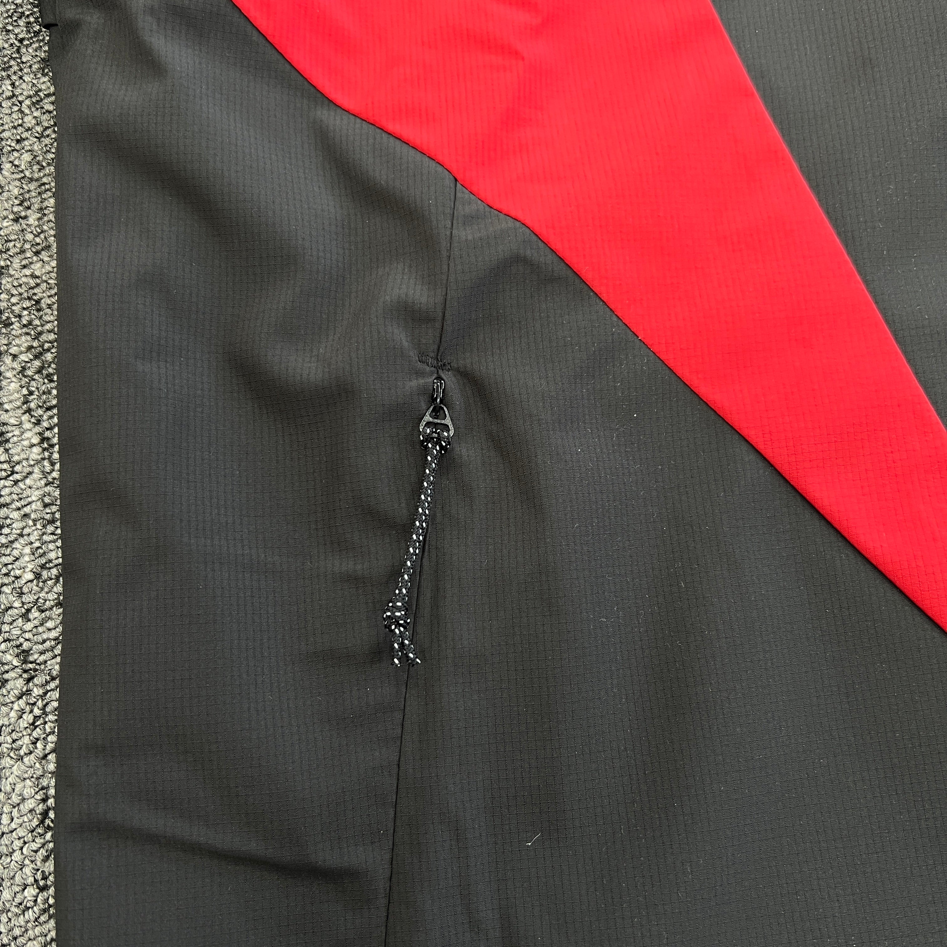 SYNA VORTEX TRACK TOP- BLACK & RED