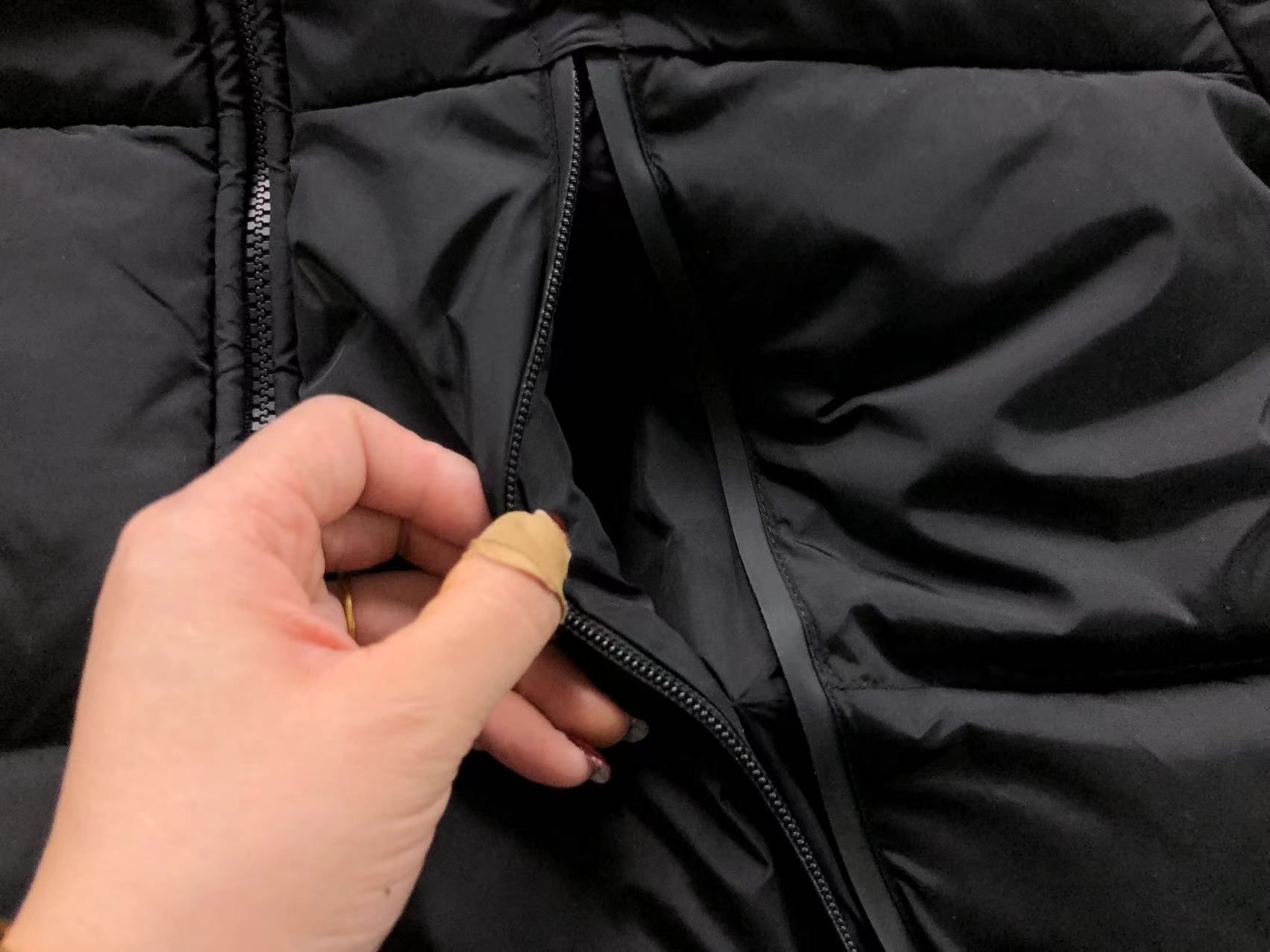 MNCLR Black Puffer - logo hood