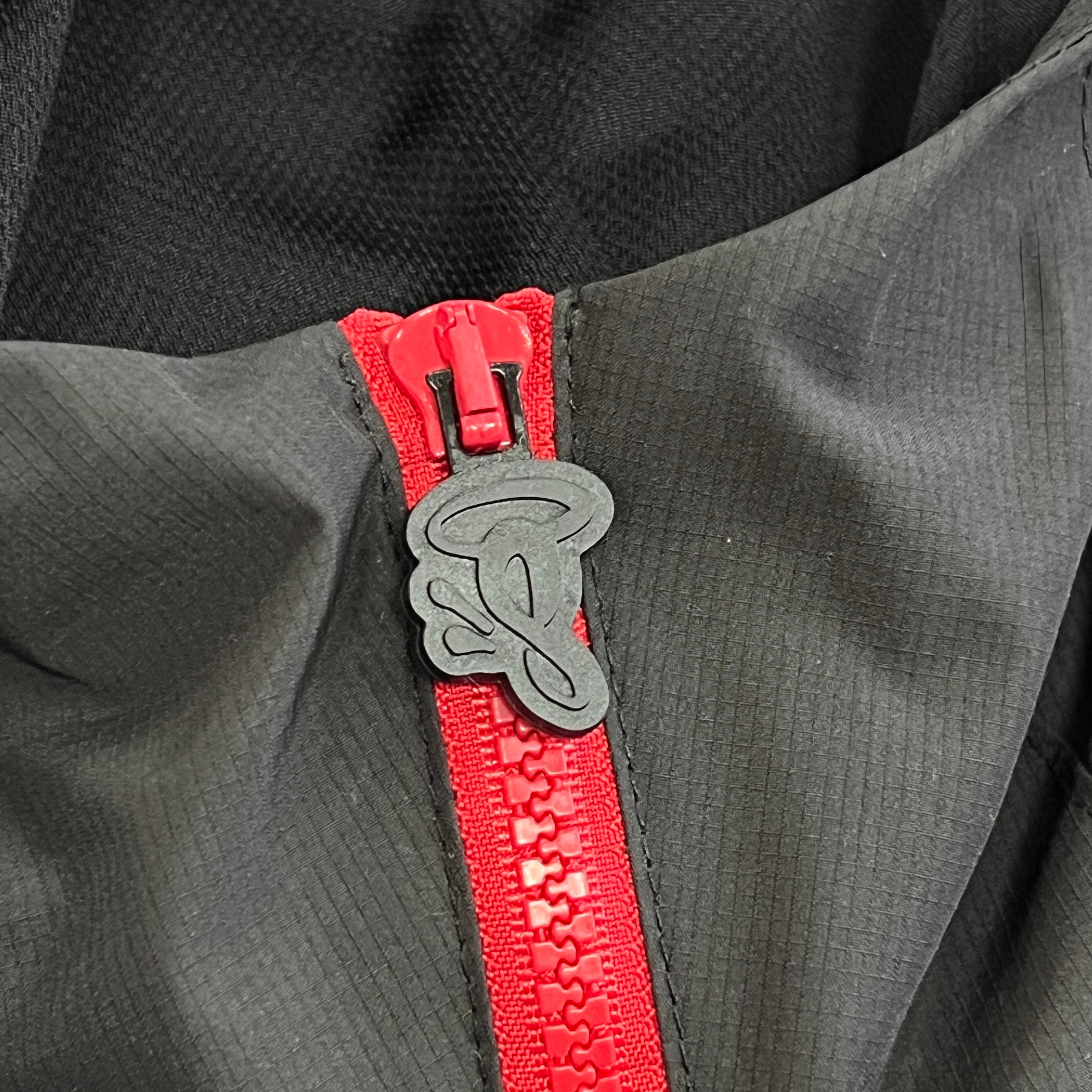 SYNA VORTEX TRACK TOP- BLACK & RED