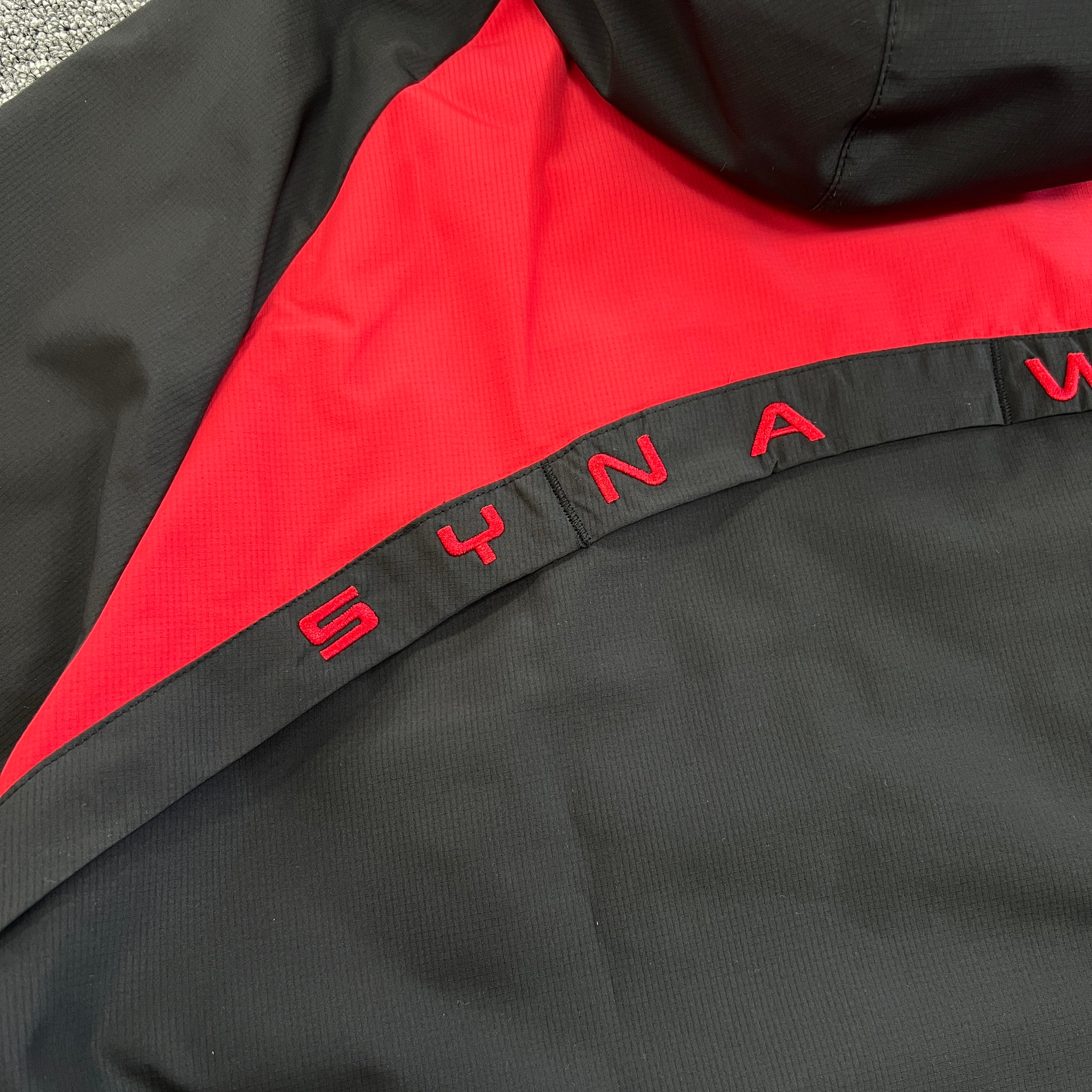 SYNA VORTEX TRACK TOP- BLACK & RED